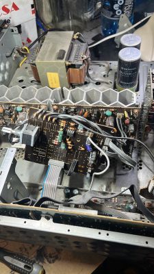 Wnętrze wzmacniacza Pioneer A-676 z widoczną elektroniką i złączami.