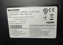 Naklejka informacyjna na telewizorze SHARP model LC-32LE144E.