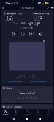 Zrzut ekranu z aplikacji Speedtest z bardzo niskimi wynikami prędkości internetu LTE od Plus