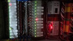 Zdjęcie panelu elektrycznego z przekaźnikami bistabilnymi i wskaźnikami LED.