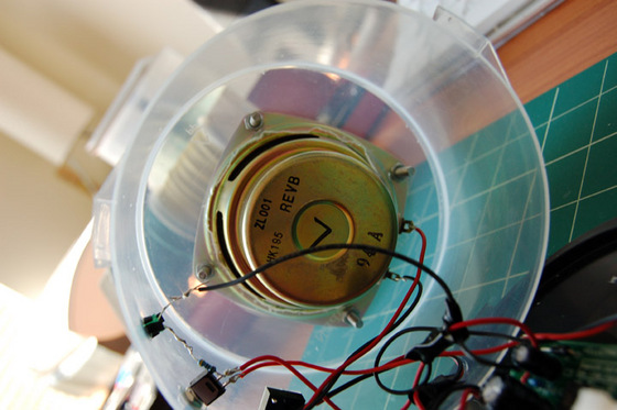 Głośnik do iPod-a. Wykonany w oparciu o stary głośnik do PC i tubę na CD.