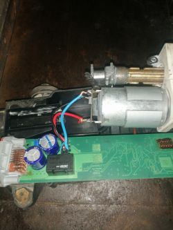 Montaż i kalibracja nowego silnika hamulca ręcznego w Renault Espace 4