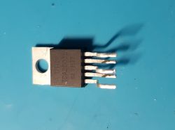 Wylutowany układ scalony UTC TDA2003L na niebieskim tle.