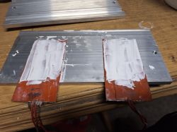 Dwie maty grzewcze 12V/15W przymocowane do aluminiowego radiatora z pastą termoprzewodzącą