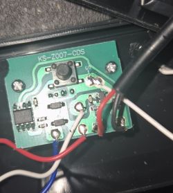 Zielona płytka PCB z przyciskiem i przylutowanymi przewodami w czarnej obudowie
