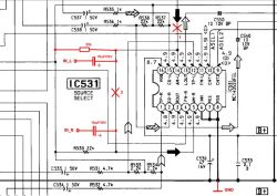 Fragment schematu PCB z IC531 „SOURCE SELECT” i oznaczeniami IN_L/IN_R oraz kondensatorami 10 µF/16 V