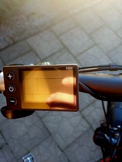 Silnik w rowerze elektrycznym uruchamia się, ale nie obraca koła - wada czy błędne podłączenie?