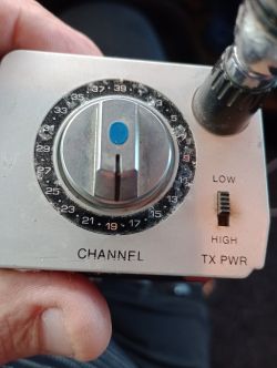 Realistic TRC-217 - tylko szumi, czasami jakiś głos słychać jakby po hiszpańsku czy portugalsku