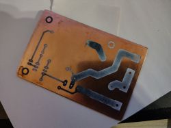Płytka PCB z wytrawionymi ścieżkami miedzianymi na białym tle