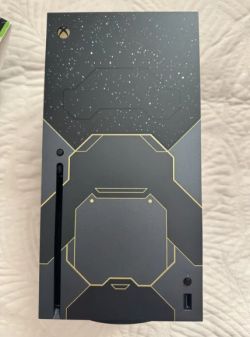 Konsola Xbox Series X Halo Infinite Limited Edition z motywem graficznym na obudowie.