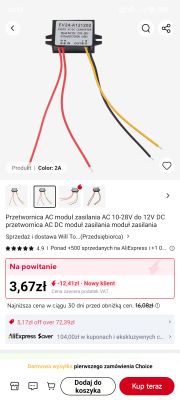 Czarny moduł przetwornicy z czterema przewodami w różnych kolorach na białym tle