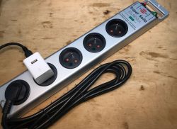 Will Nano Banana generate an electronic diagram or infographic? Comparison of the two models