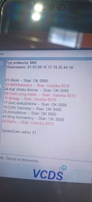 Ekran VCDS z listą modułów auta; usterki przy ABS/hamulcach, centr. elektryce, airbagu i radiu.
