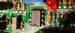 Zbliżenie na układ scalony CA3140EZ na zielonej płytce PCB z otaczającymi go elementami.