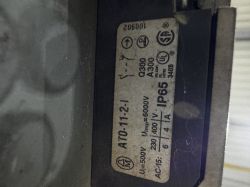 Zbliżenie na tabliczkę znamionową przełącznika elektrycznego z oznaczeniami technicznymi.