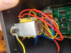 Wnętrze stacji lutowniczej z kolorowymi kablami i transformatorem.