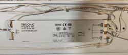 Statecznik elektroniczny TRIDONIC PC 2x36 T8 TEC zamontowany w oprawie z przewodami.