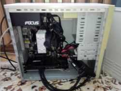 Wnętrze obudowy komputera z elementami chłodzenia wodnego.