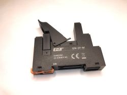 Czarny mechaniczny przekaźnik z oznaczeniem GN-2P-M i dźwignią na białym tle