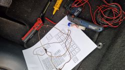 Narzędzia elektryczne, przewody i schemat elektryczny na podłodze samochodu