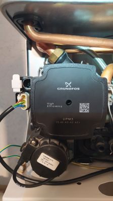Pompa Grundfos UPM3 z widocznym okablowaniem.