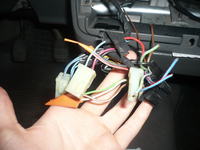 Czy czarna wtyczka w moim aucie to kostka ISO do nowego radia?