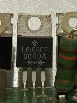 Zbliżenie na element elektroniczny UG10DCT 0640A na płytce drukowanej.