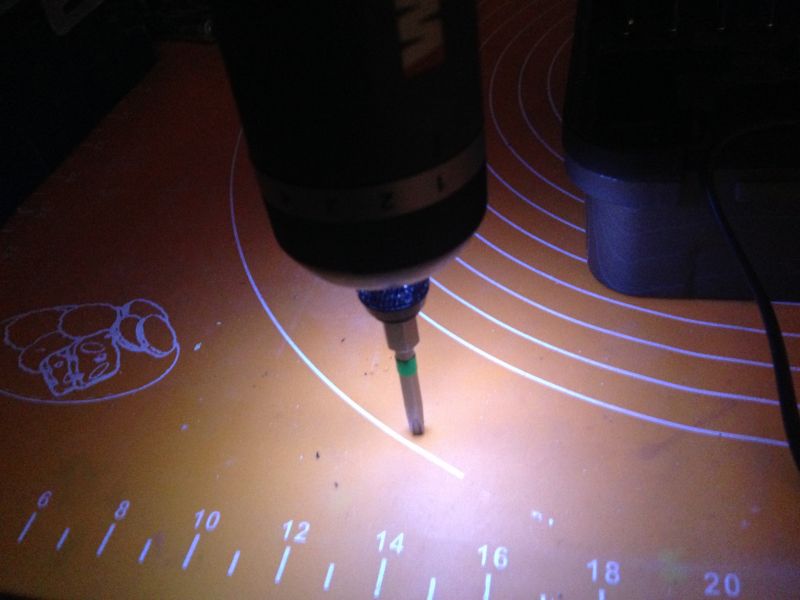 Elektryczny wkrętak z podświetleniem na tle miarki