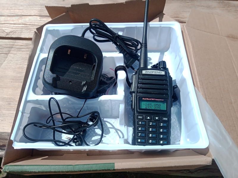 Radiostacja Baofeng UV-82 z ładowarką i akcesoriami w opakowaniu
