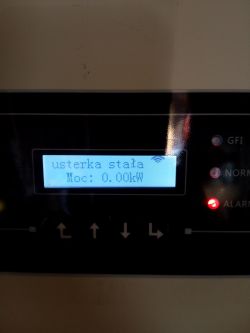 Wyświetlacz falownika z komunikatem usterka stała i mocą 0.00kW.