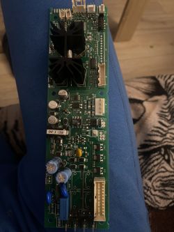 Płytka drukowana z uszkodzonymi komponentami, w tym bezpiecznikiem E47 X 1250.