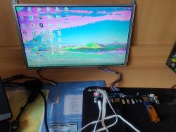 Zniekształcony obraz pulpitu na monitorze na biurku Monitor na biurku z mocno zniekształconym, pastelowym obrazem pulpitu i licznymi ikonami