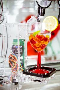 Barobot - Robot serwujący drinki Barobot - Robot serwujący drinki