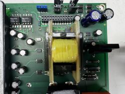 Widok z bliska na płytkę PCB falownika z elementami elektronicznymi.