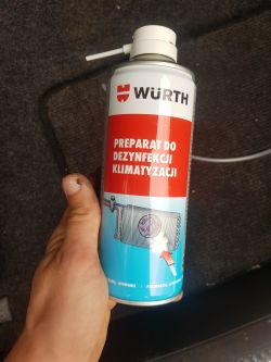 Gdzie jest parownik w VW Passat B5 2002 2.3 V5 do dezynfekcji klimatyzacji?