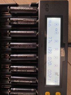 Jak naładować do pełna akumulatorki Eneloop Pro 1.2V 2500mAh (HR6) AA?