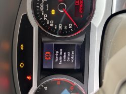 Deska rozdzielcza Audi z komunikatem o błędzie systemu hamulcowego.