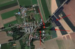 Zrzut Google Maps wsi Olszynka z czerwonymi strzałkami i pinezką lokalizacji.
