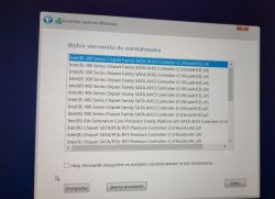 Ekran instalatora systemu Windows z wyborem sterowników do zainstalowania.