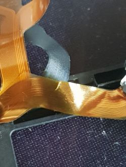 Uszkodzona taśma wyświetlacza - czy wymiana ekranu w 3DS jest konieczna?