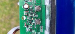 Płytka PCB z przyciskami i elementami elektronicznymi w radiu Makita DMR105
