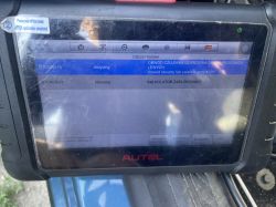 Tablet diagnostyczny Autel z komunikatami błędów Airbag.
