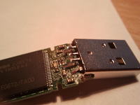 SONY pendrive 8GB - Złamana wtyczka, oderwany fragment płytki