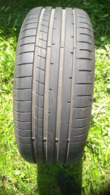 Dyskusja o strukturze bieżnika: Czy opona na załączonych zdjęciach jest wyżąbkowana?