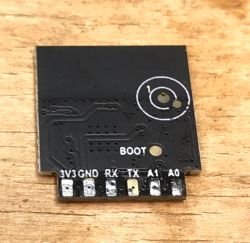 LN882H-Modul mit Pin-Beschriftungen LN882H-Modul mit sichtbaren Anschlüssen und Pin-Beschriftungen.
