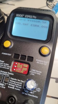 Miernik BSIDE ESR02 Pro pokazuje pomiar kondensatora 995 μF i ESR 0,02 Ω