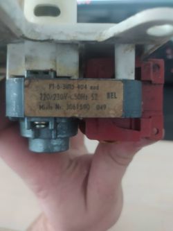 Pompa kondensatu z suszarki Miele T455C w ręku, przedstawiająca oznaczenia techniczne.