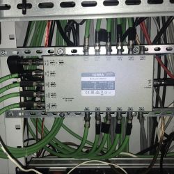 Multiswitch Terra MSV512 z wieloma zielonymi kablami koncentrycznymi i wtykami F