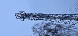 Wieża transmisyjna z zamontowanymi panelami antenowymi i antenami radioliniowymi