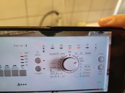 Panel sterowania pralki Bosch z podświetlonymi kontrolkami sygnalizującymi błąd.